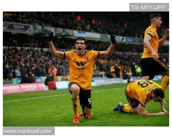 狼队头像下的足球明星女神展现魅力与实力的完美结合 狼队头像下的足球明星女神展现魅力与实力的完美结合