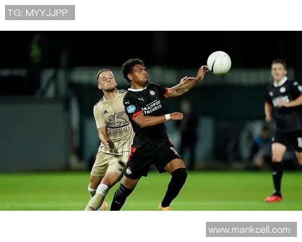 荷兰足球明星戴眼镜的独特魅力与场上表现的完美结合